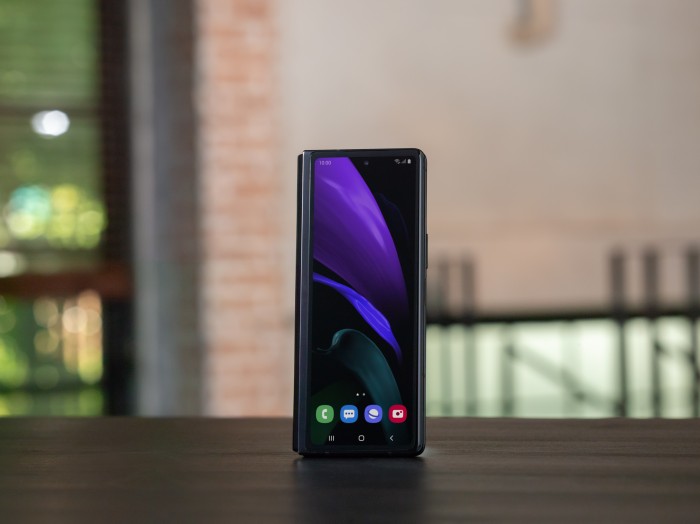 Das Galaxy Z Fold 2 hat ein größeres Außendisplay. (Bild: Samsung)